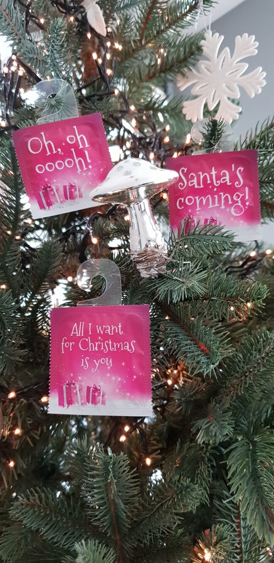 Kerstboom versierd met condooms